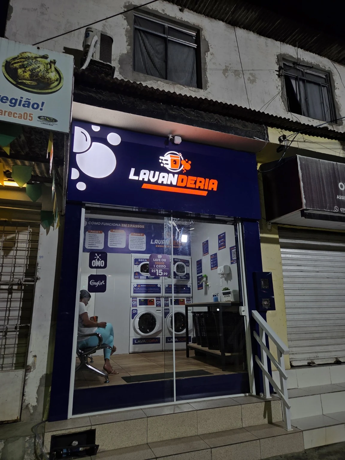 Comunicação visual aplicada à fachada e aos vidros de uma lavanderia