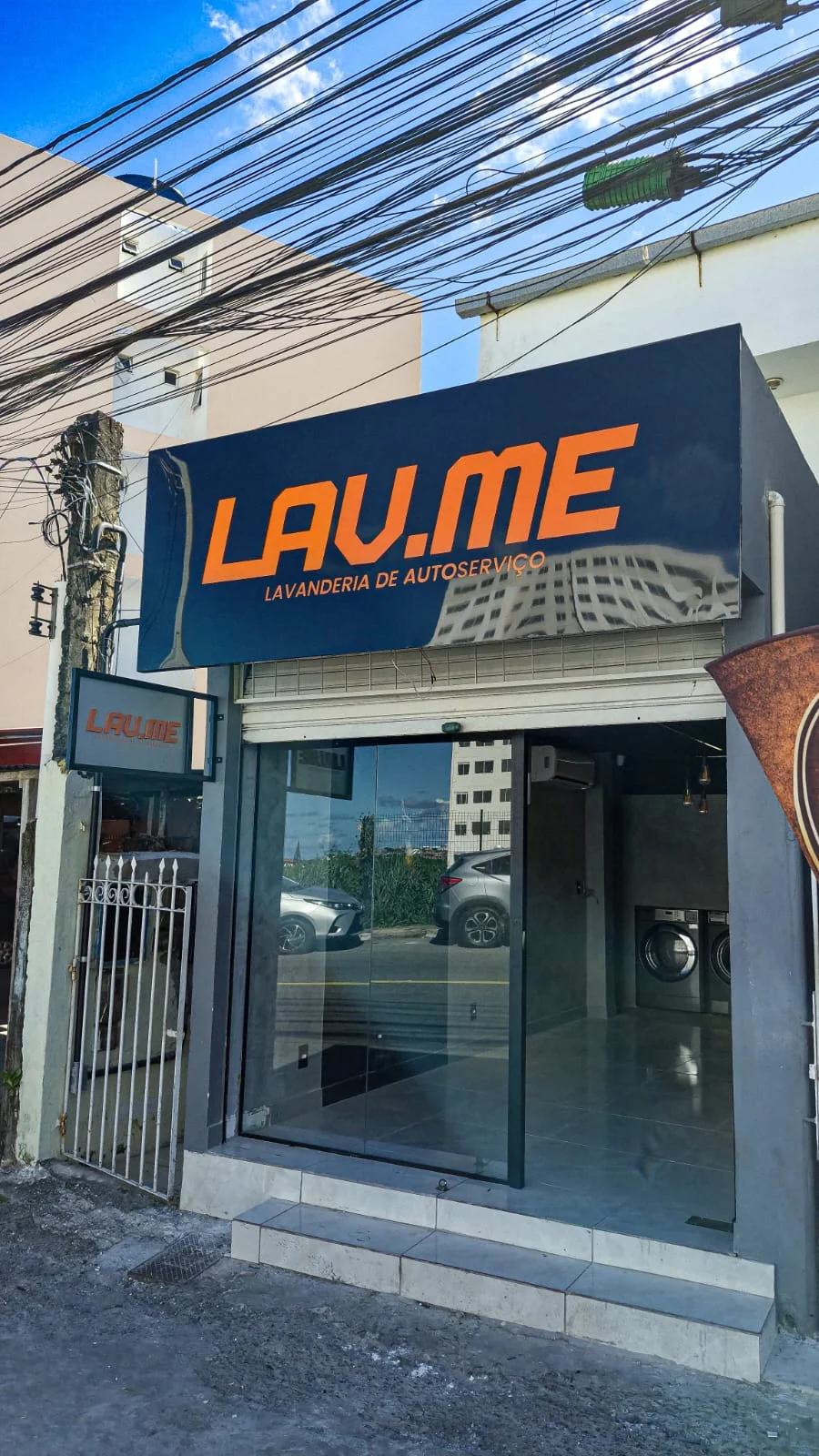 Fachada em ACM e letras caixa da lavanderia Lav.me