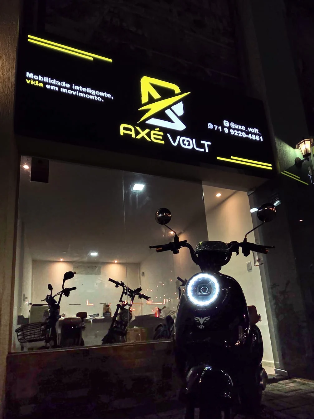Fachada luminosa da Axé Volt à noite