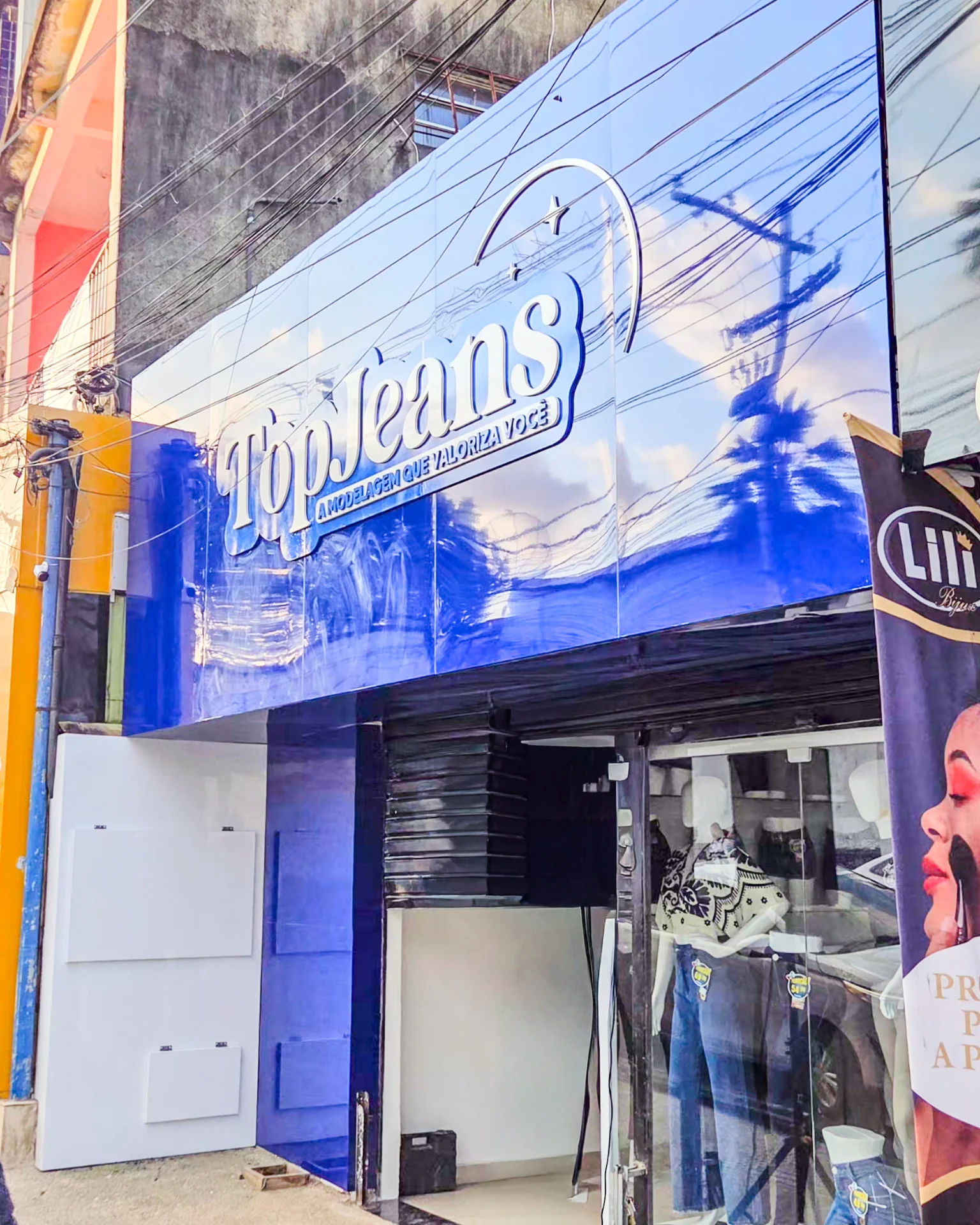 Fachada azul da loja Top Jeans