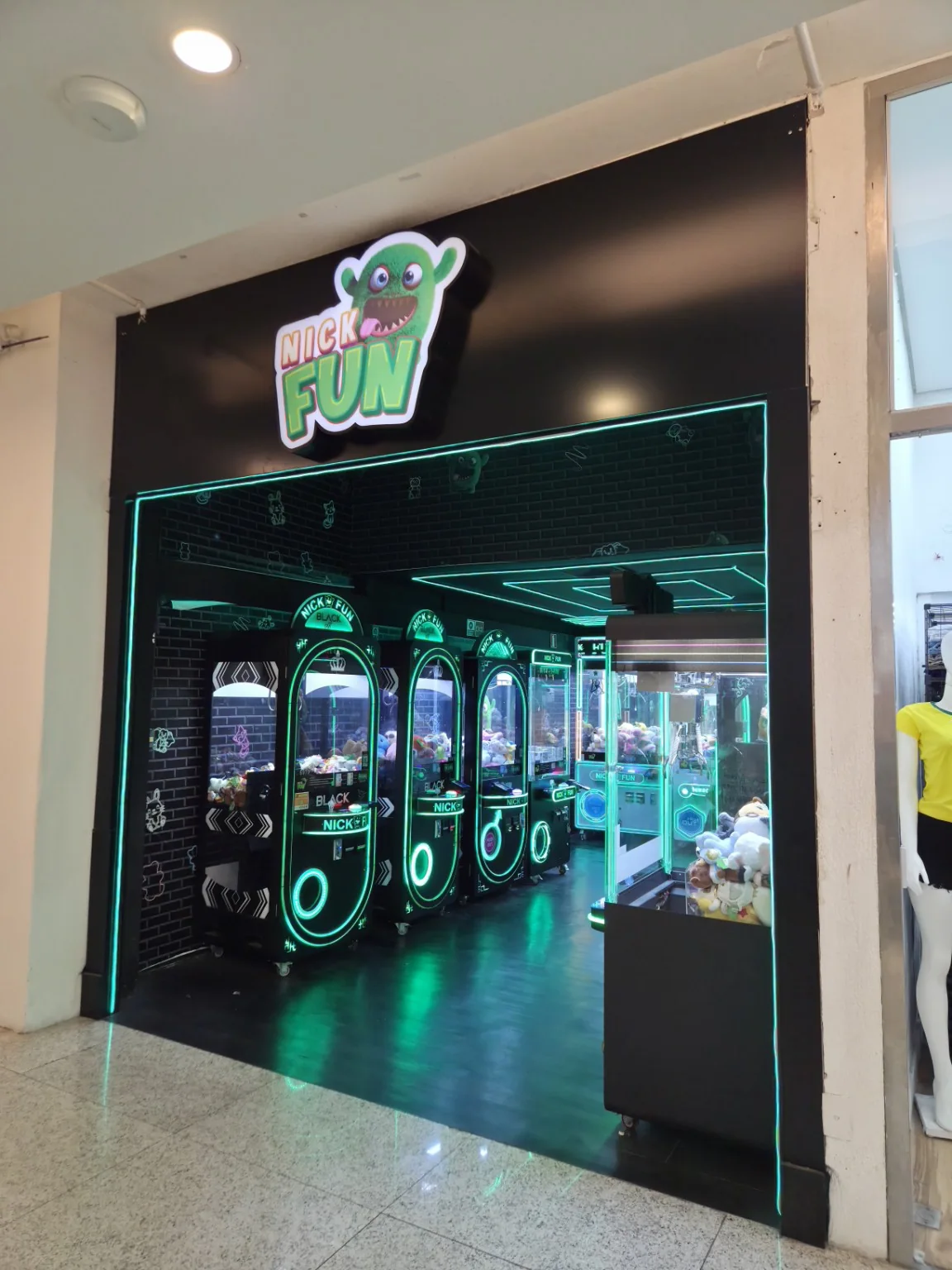 Letreiro instalado na entrada de um espaço de jogos.
