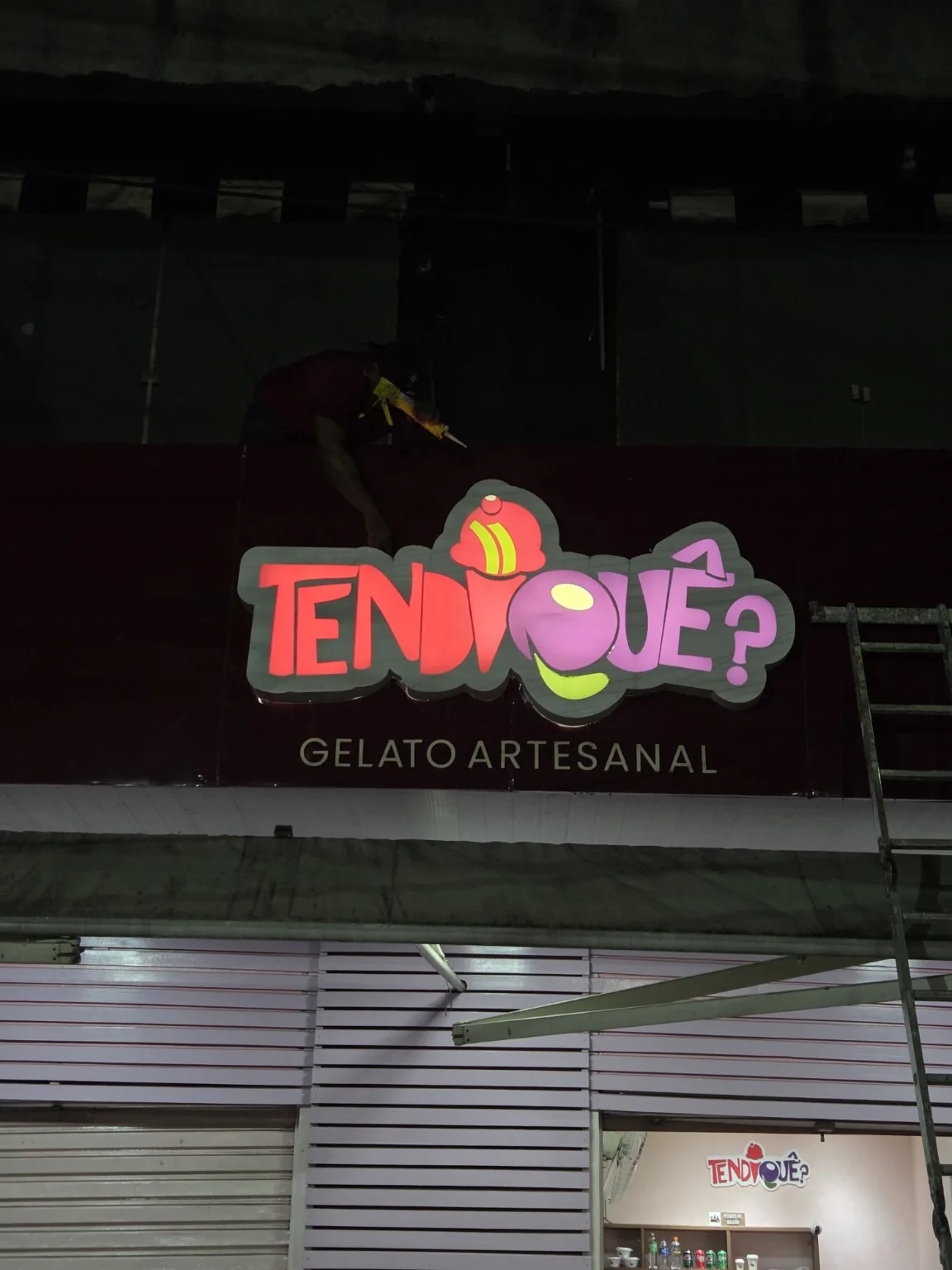 Letreiro colorido instalado na fachada de uma gelateria.