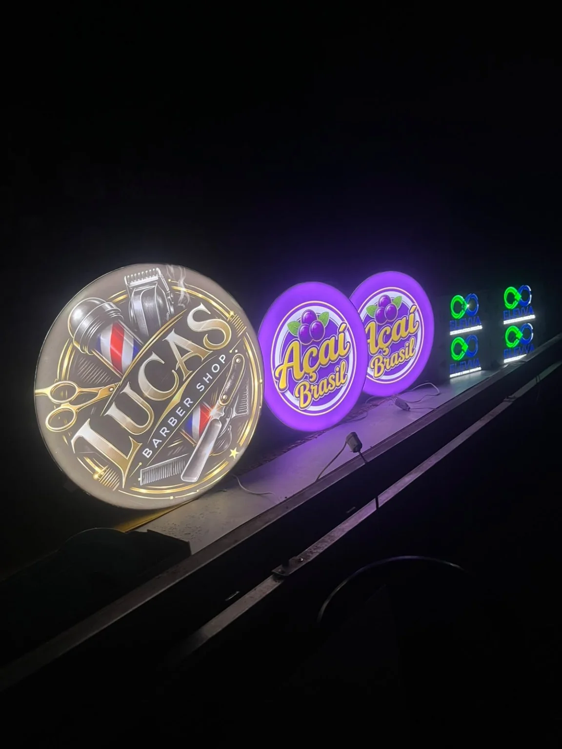 Luminosos personalizados acesos na produção da Psete