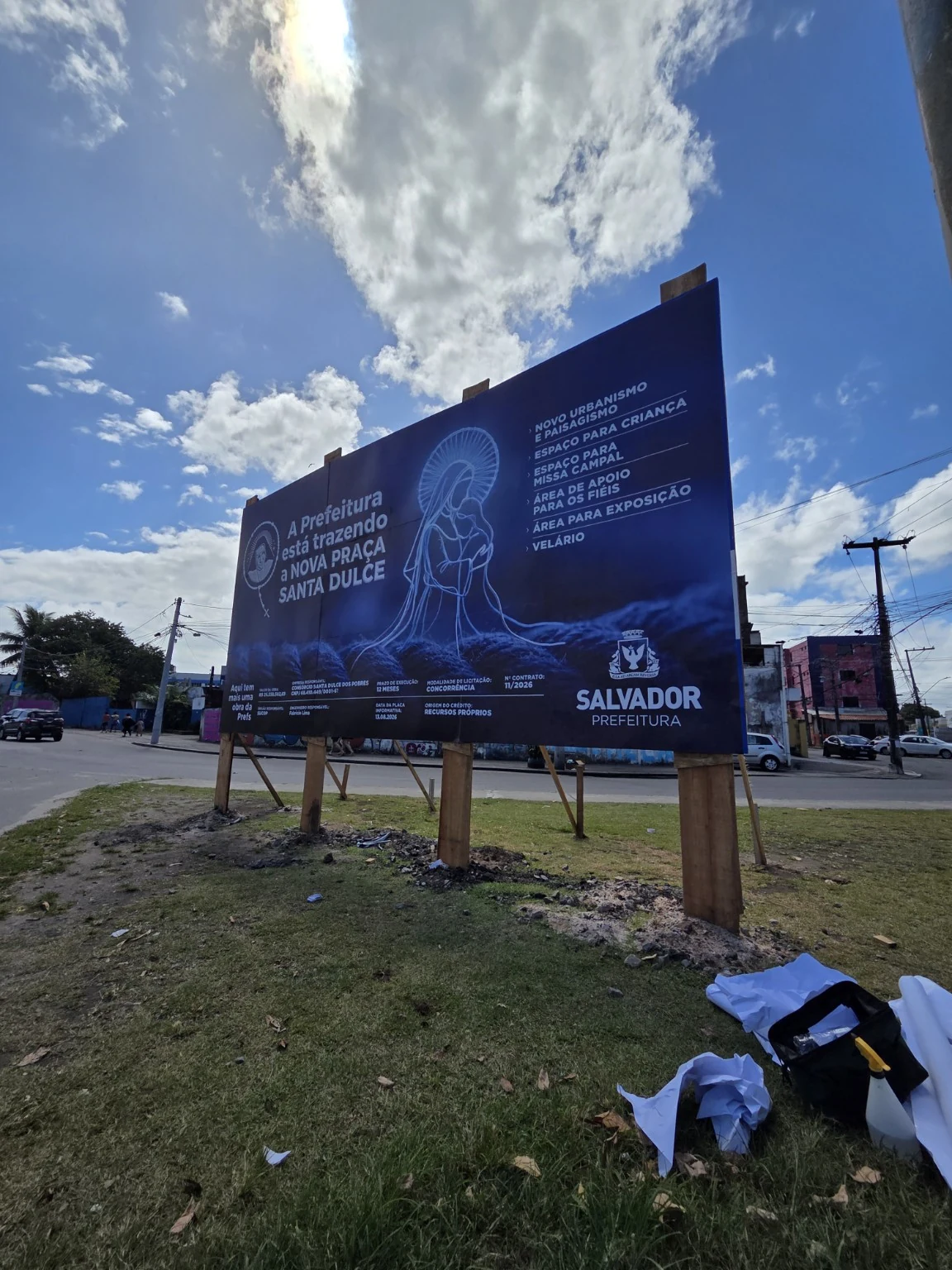 Painel impresso de grande formato instalado em área externa