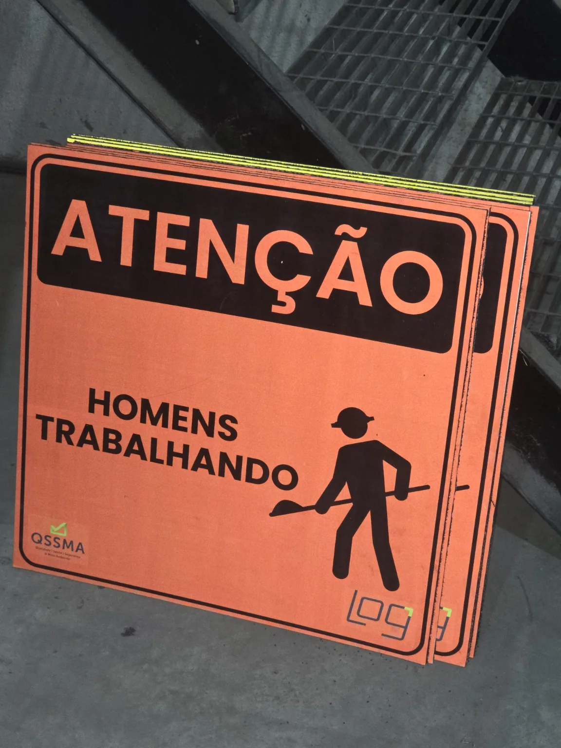 Placa de atenção para sinalização de obra