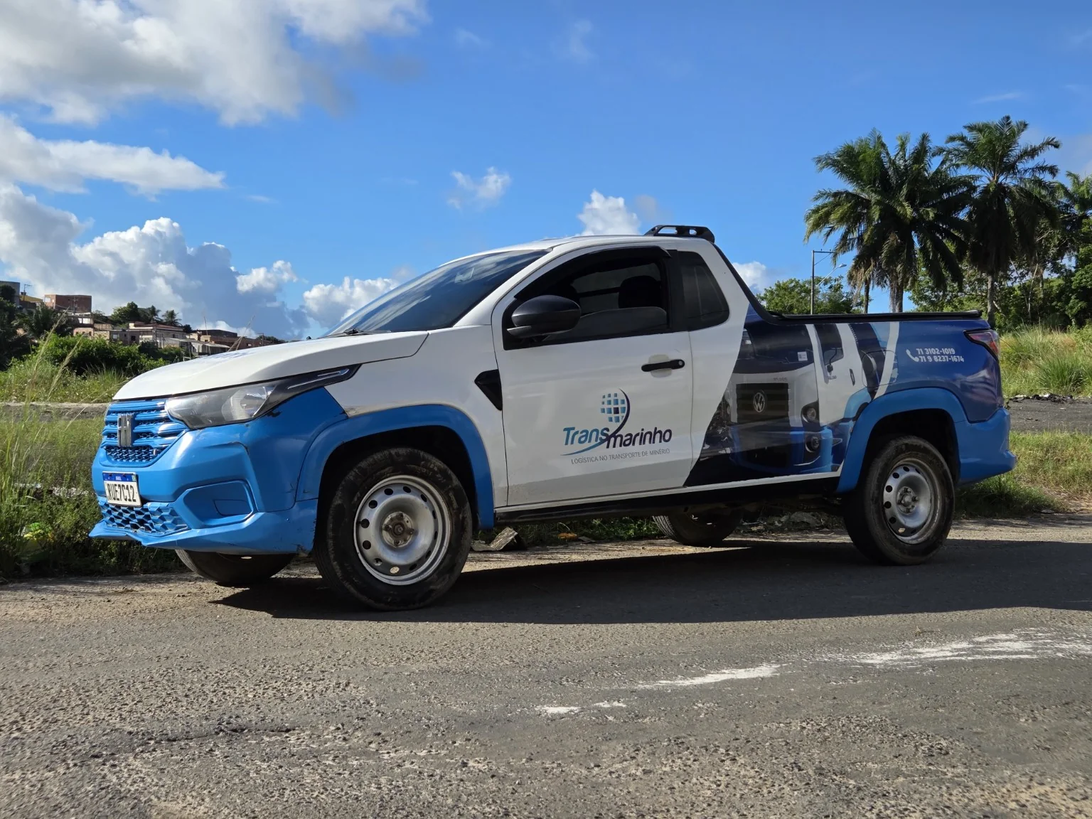 Identidade visual azul e branca aplicada à carroceria de uma picape.