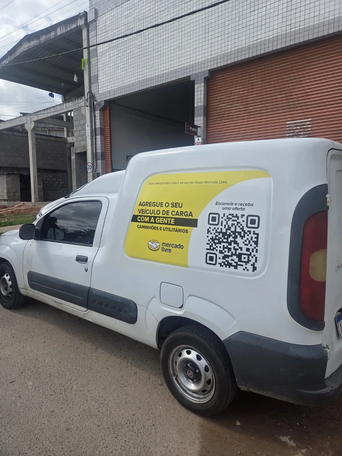 Aplicação da comunicação do Mercado Livre na lateral de um utilitário.