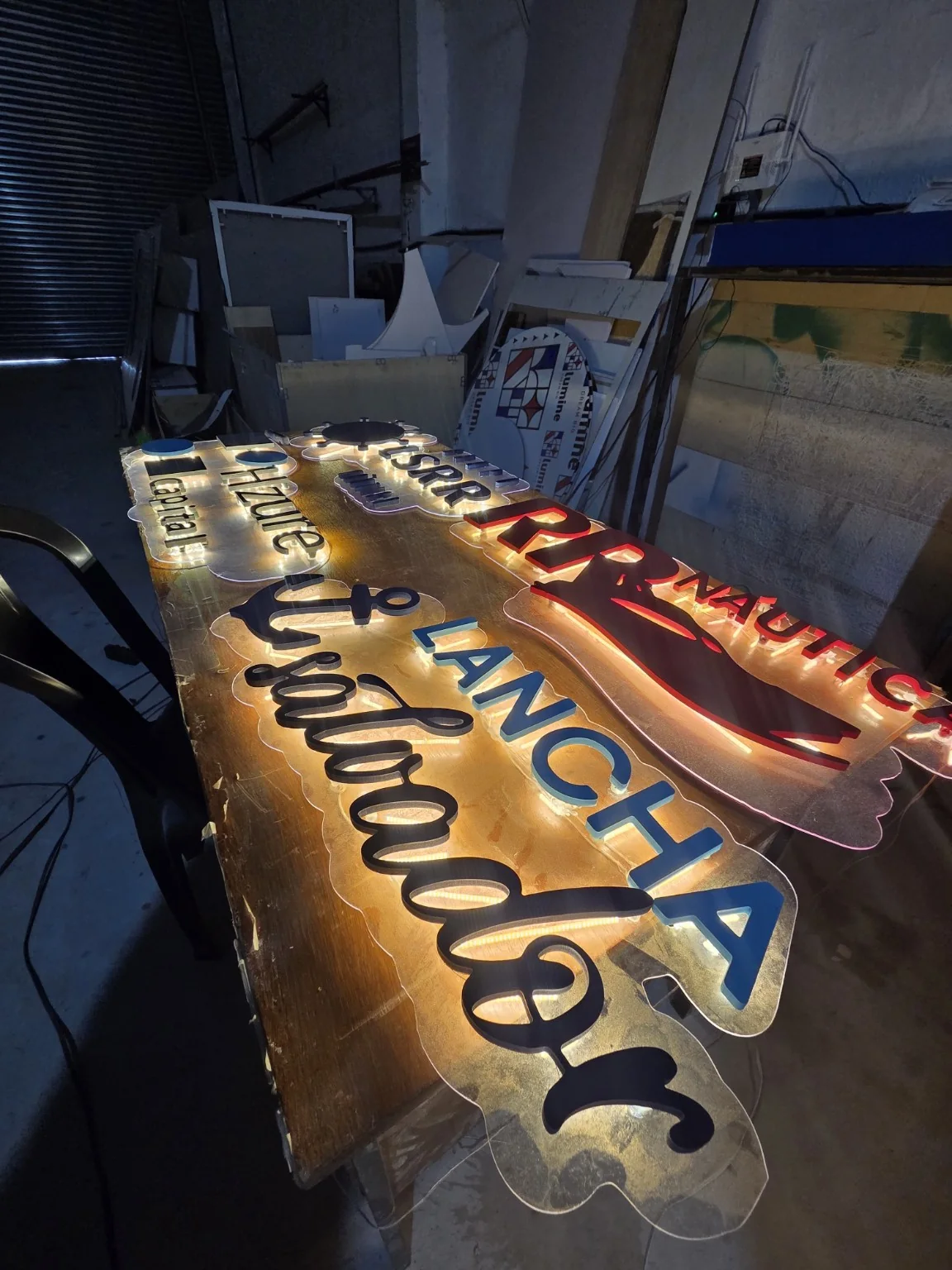 Letras iluminadas durante o teste de iluminação na produção.