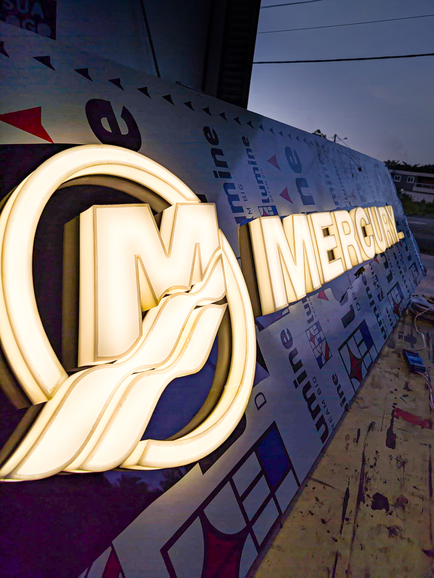 Letreiro luminoso Mercury em letra caixa com LED