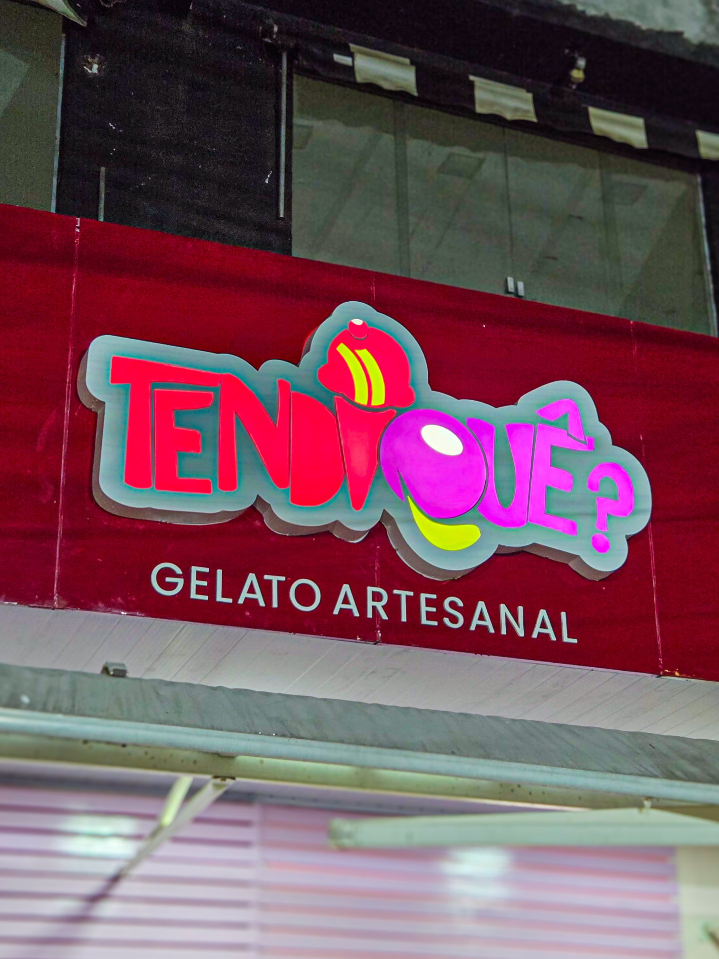 Letreiro luminoso recortado da gelateria Tem Quê?