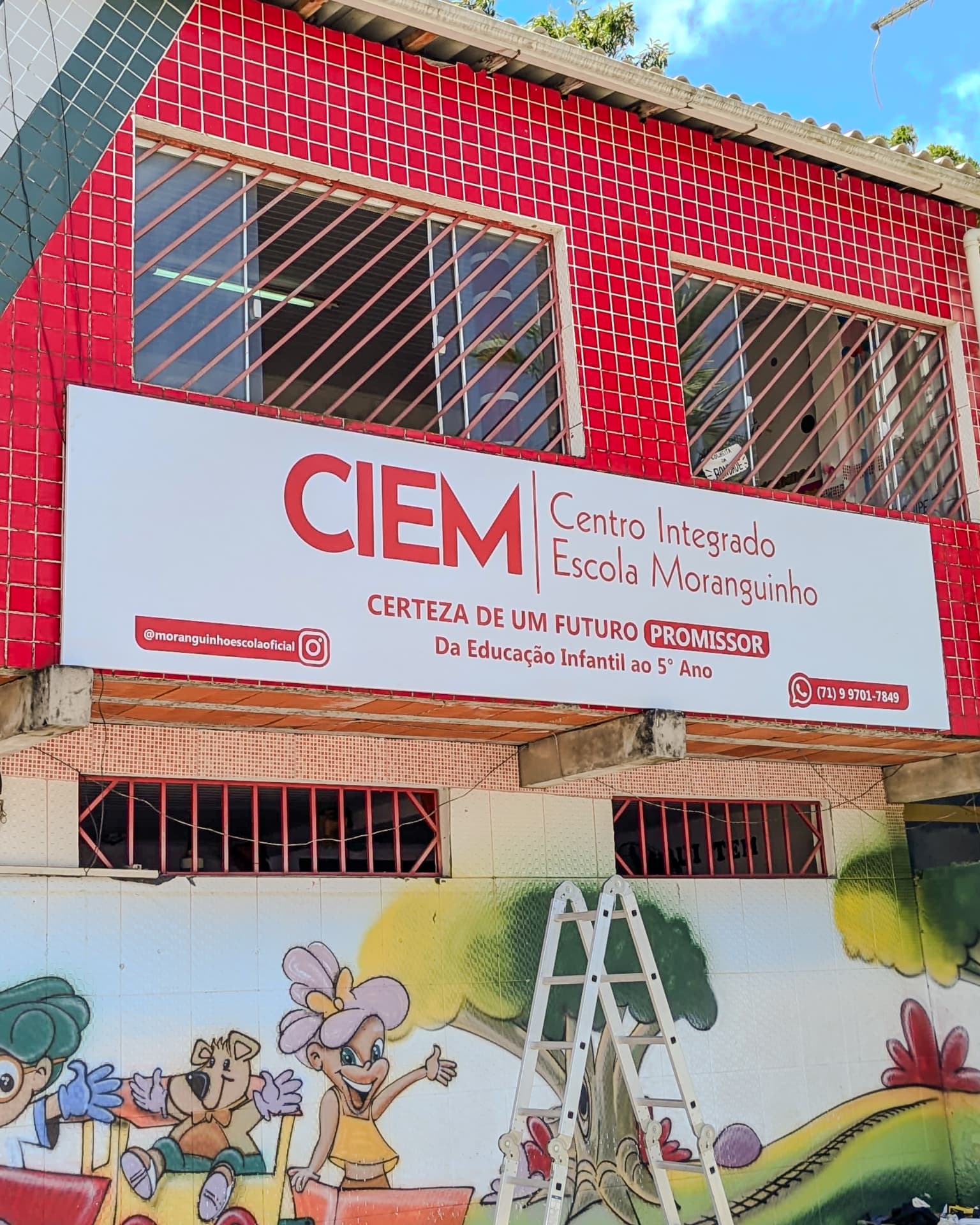 Placa em lona impressa instalada na escola CIEM Moranguinho