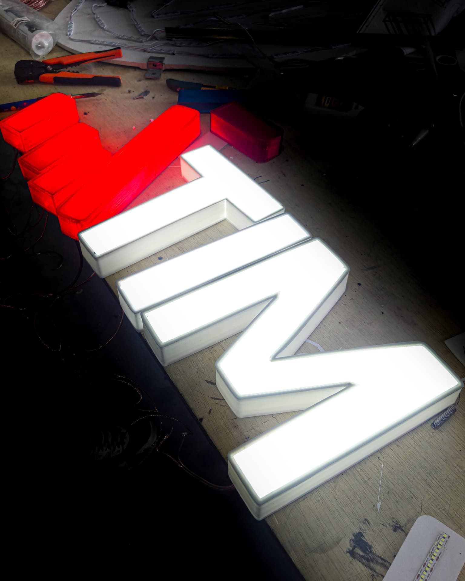 Letras caixa luminosas em acrílico produzidas pela Psete
