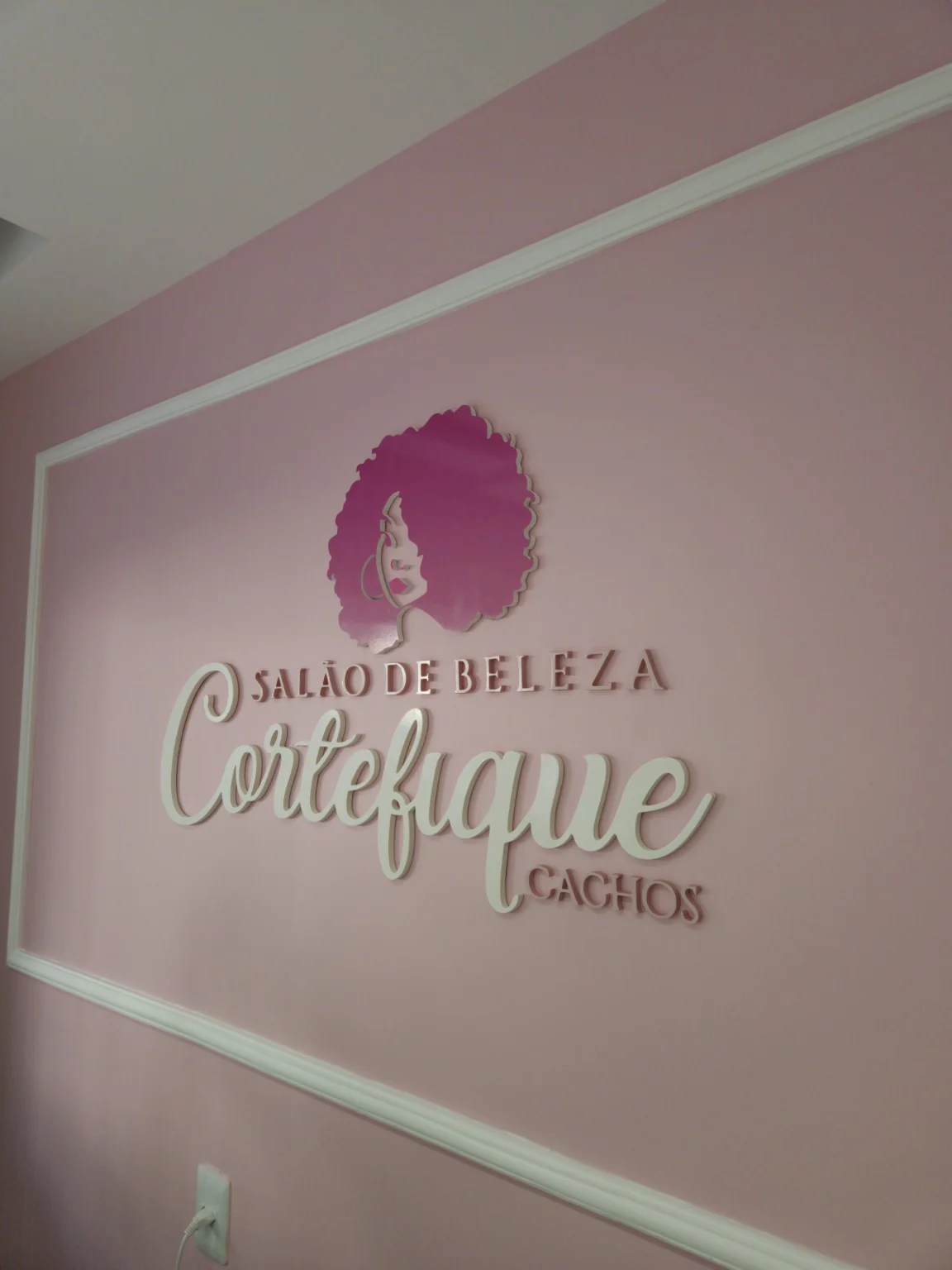 Letreiro aplicado em salão de beleza